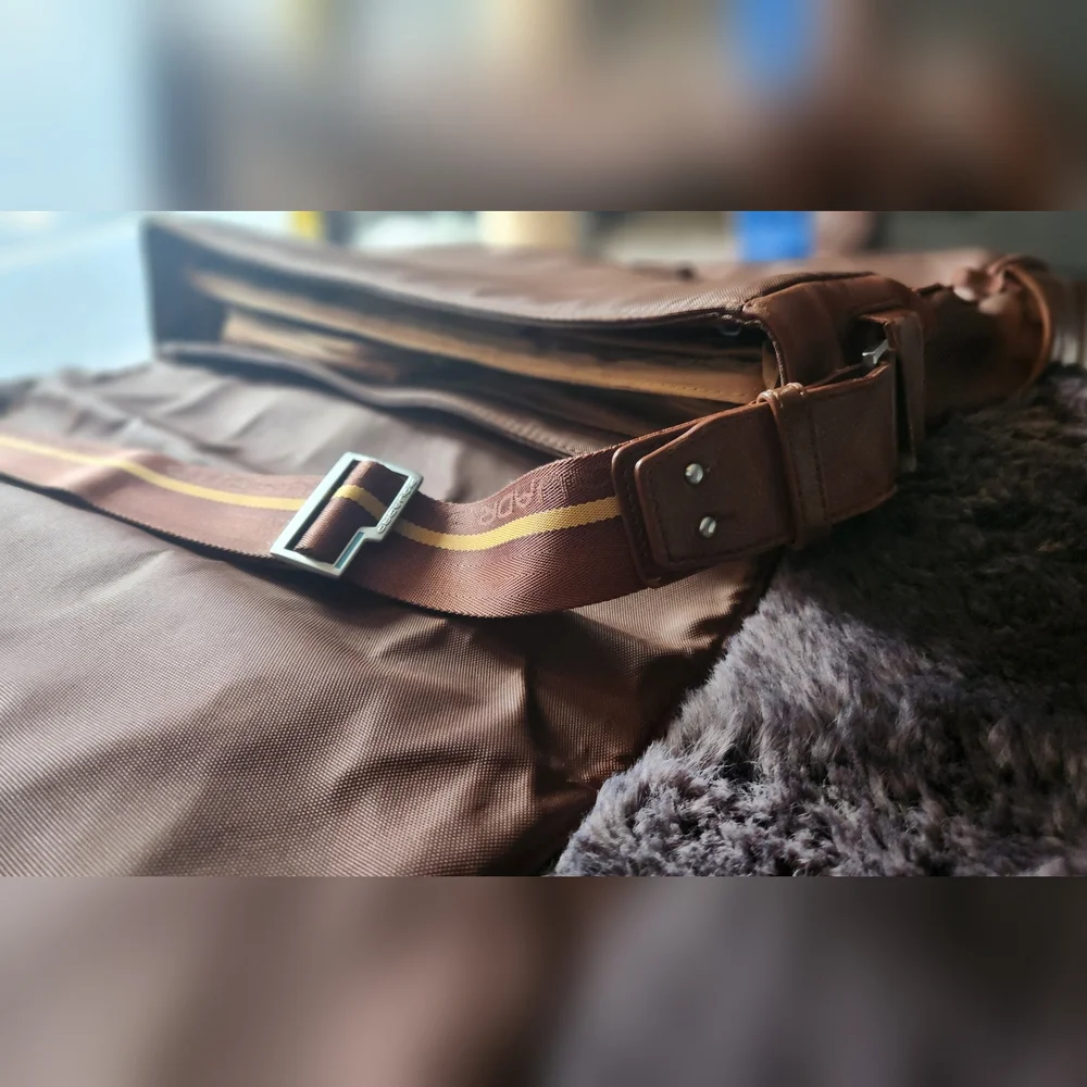 Piquadro fine leather Brown Laptop, business, messenger, bag. Rare find. - Picture 12 of 16